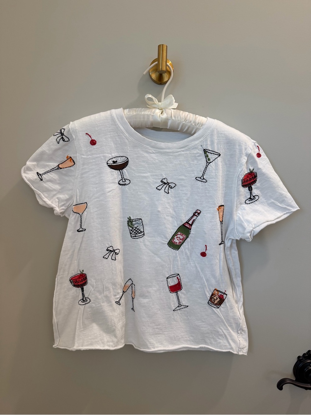 Maeve/Anthropologie White Embroidered Cocktail Motif Short Sleeve Tee